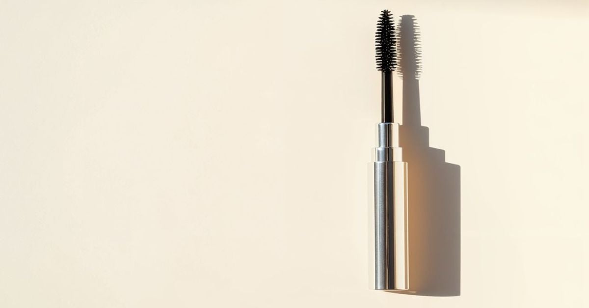 Brosse de mascara placée sur mise en scène maquillage