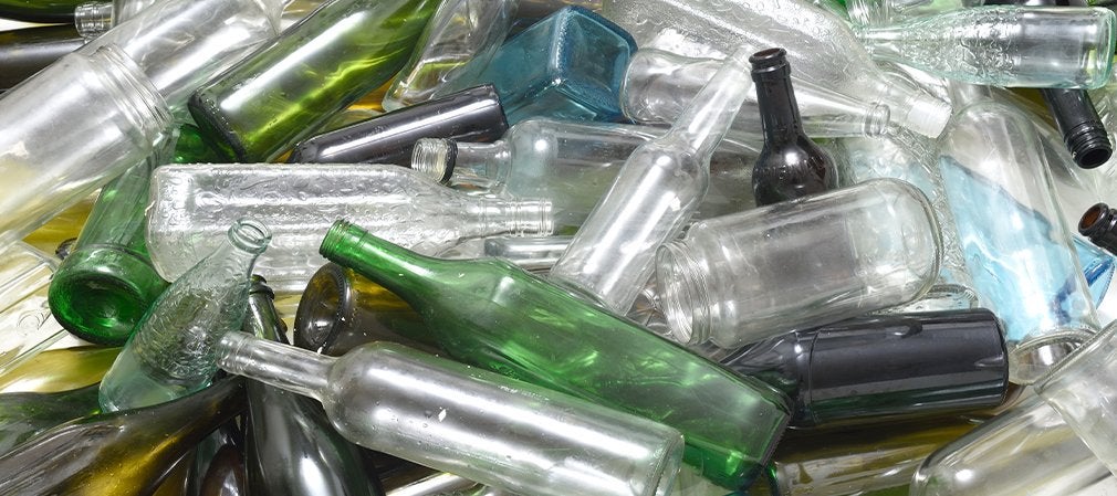Tas de bouteilles en verre prêtes pour le recyclage