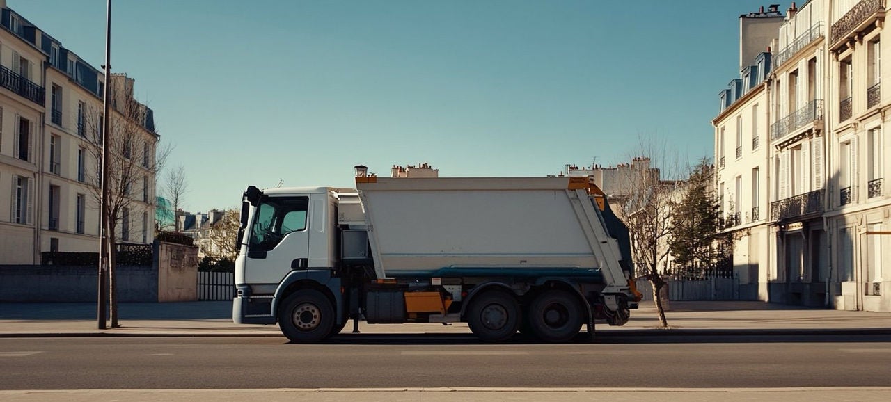Camion de collecte de déchets urbains stationné en ville