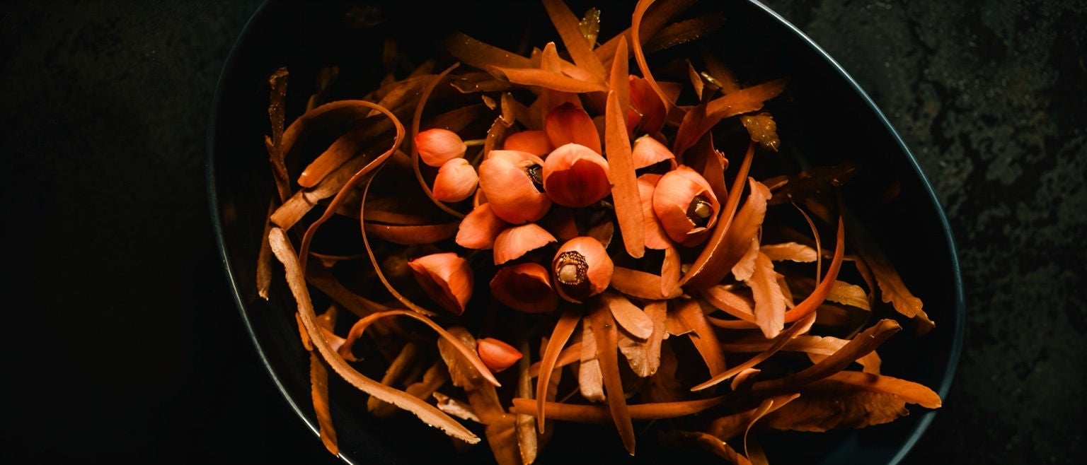 Épluchures de carottes fraîches déposées dans un bol noir