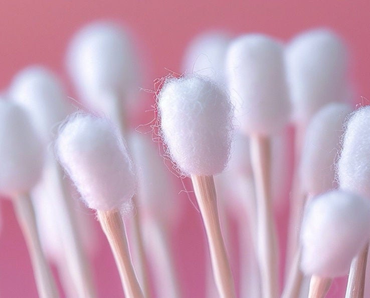 Cotons-tiges en bois Handybag sur fond rose