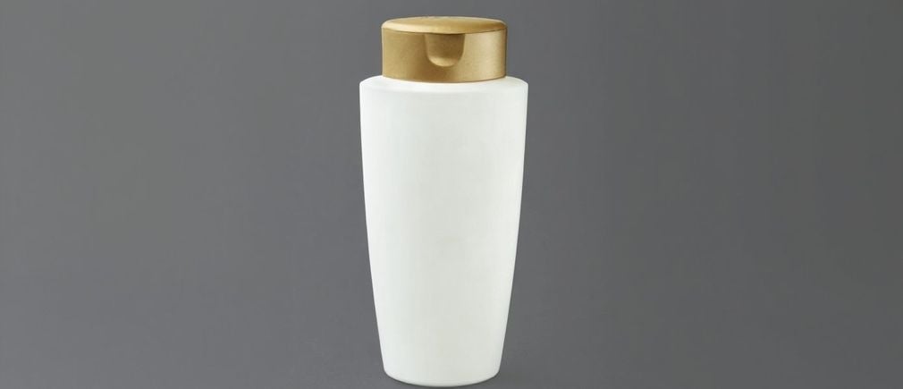 Flacon de shampoing blanc sur fond gris