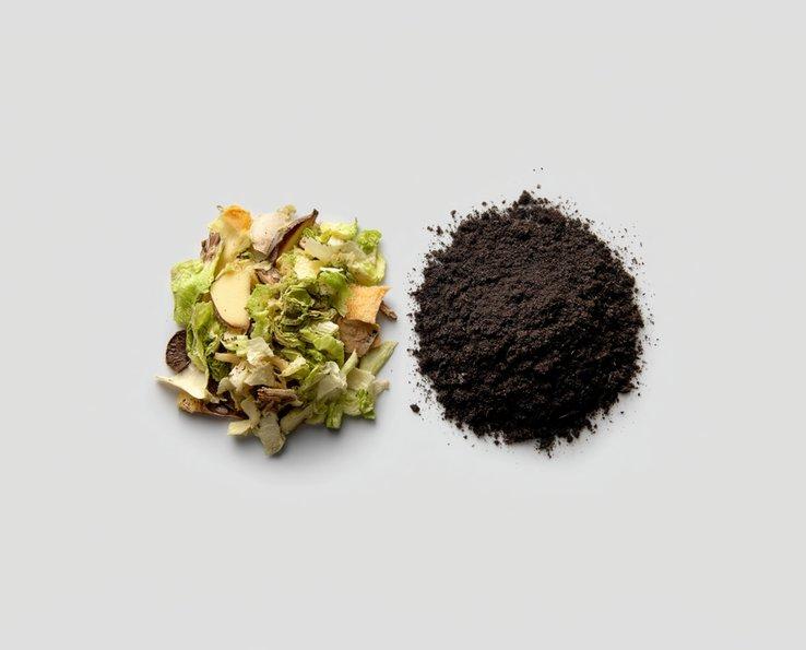 Tas de compost et terreau sur fond blanc