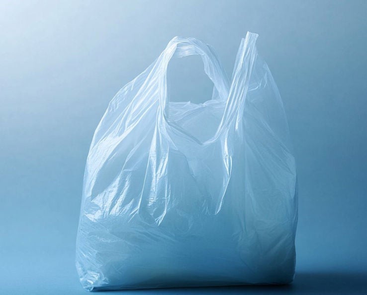 Sac poubelle Handybag translucide sur fond bleu