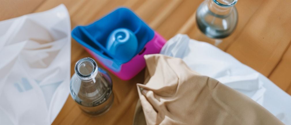 Bouteilles en verre posés à côté d’un accessoire en silicone rose