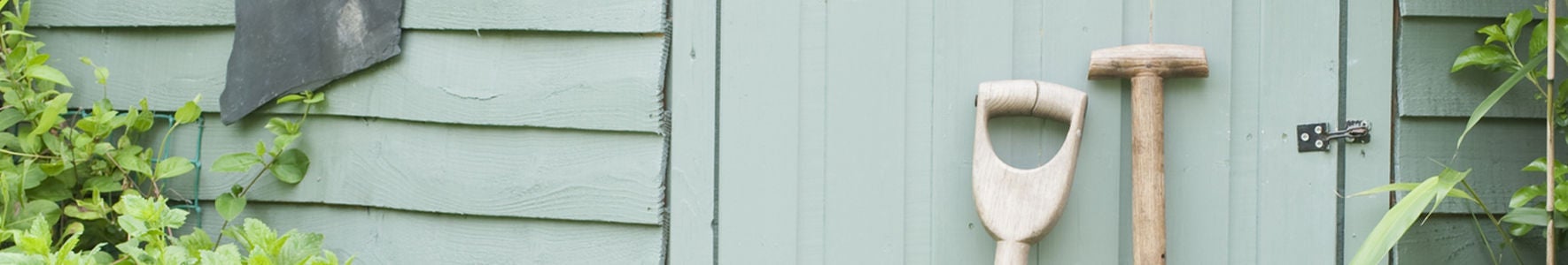 Baño moderno con lavabos dobles, toallas dobladas en una silla y plantas decorativas