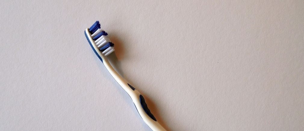 Brosse à dents ergonomique posée sur un fond clair
