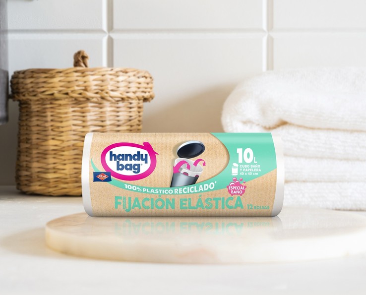 Bolsa de basura Handybag de 10 litros sobre repisa de baño