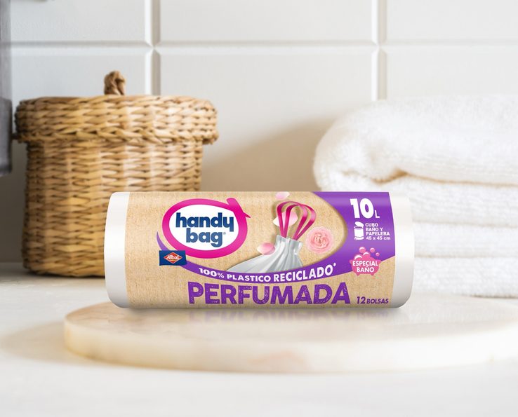 Rollo de bolsa de basura Handybag perfumada sobre una tabla de baño