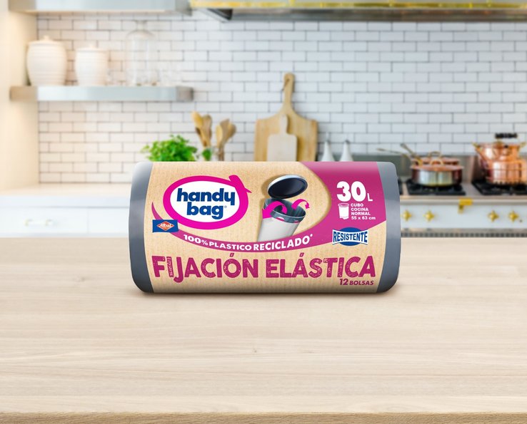 Bolsa de basura Handybag Elastica 30 litros sobre una encimera de cocina