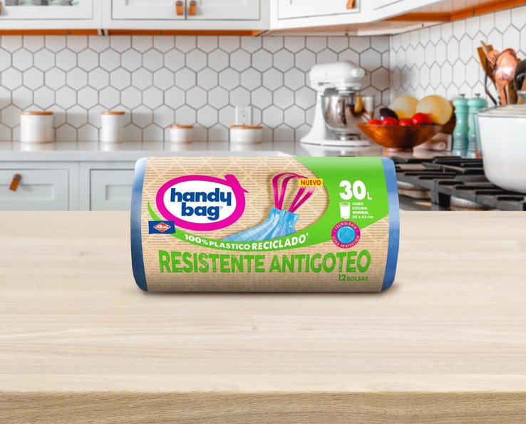 Rollo de bolsas de basura Handybag de 30 litros sobre una encimera de cocina