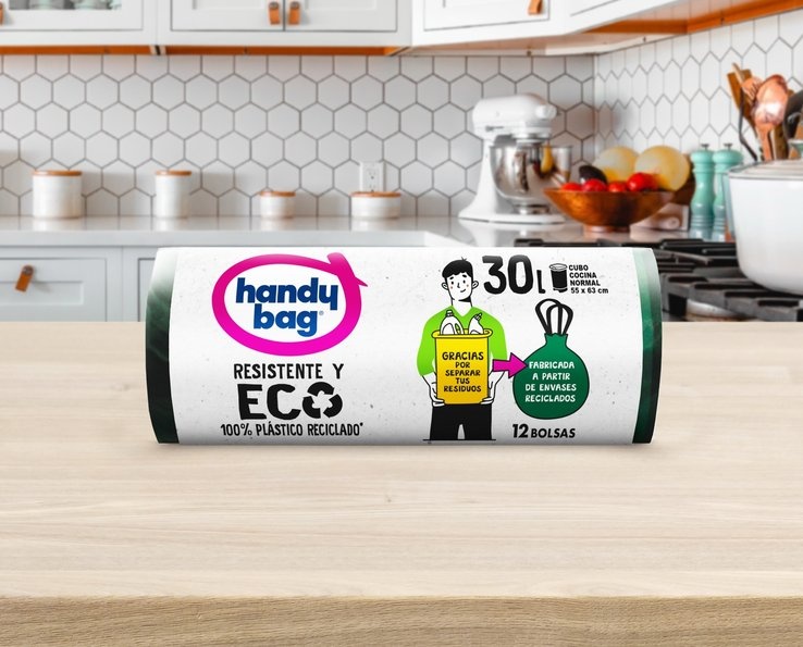 Bolsa de basura Handybag de 30 litros en rollo sobre una encimera de cocina