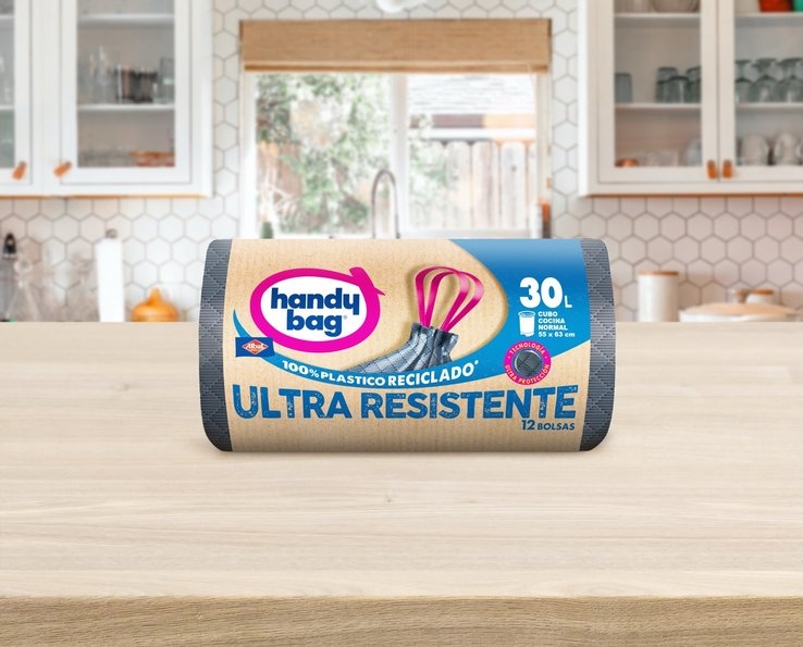 Rollo de bolsas de basura Handybag Ultra Resistente 30 litros sobre una encimera