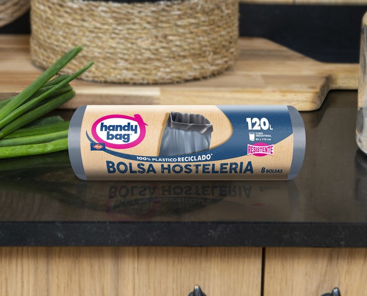 Bolsa de basura Handybag de 120 litros en rollo colocada sobre una encimera de cocina