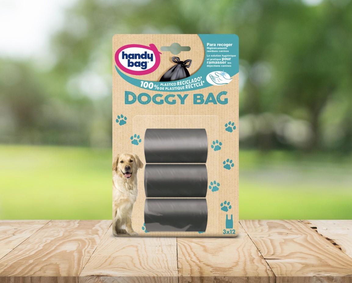 Bolsa de basura Handybag Doggy Bag en primer plano con fondo desenfocado