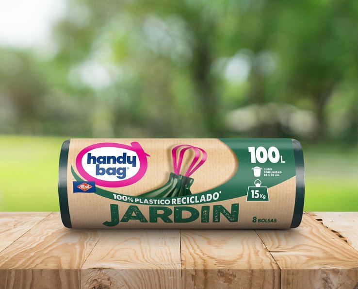 Bolsa de basura Handybag Jardín 100 litros sobre una tabla en exterior