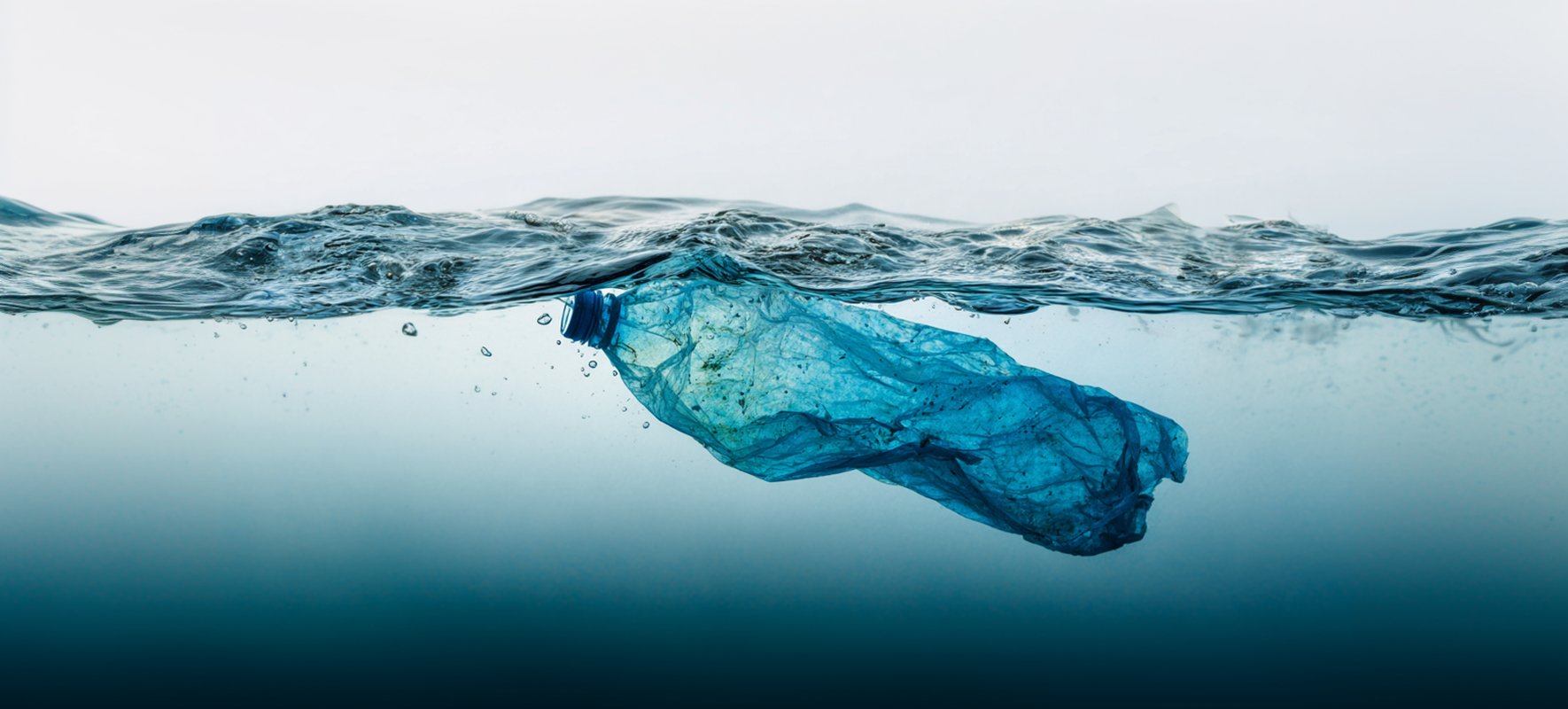 Botella de plástico azul flotando bajo la superficie del agua